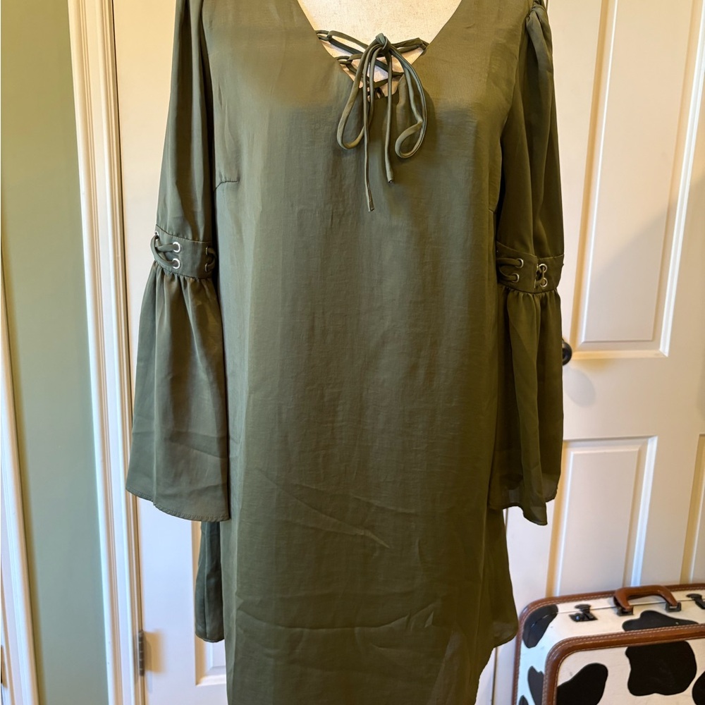 VENUS Green Bell Sleeve V-Neck Dress